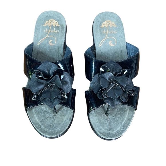 Dansko Dahlia Black Patent Toe Post Thong Sandals Wedge Flower Size 38 - Picture 1 of 11